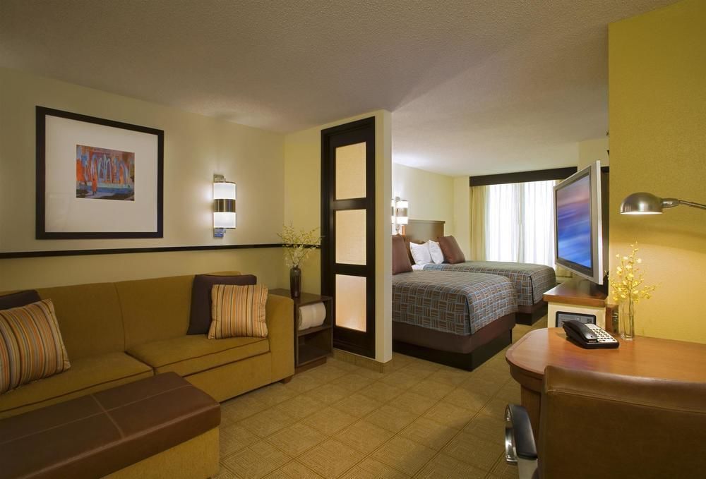 Comfort Suites Milwaukee West Exterior foto